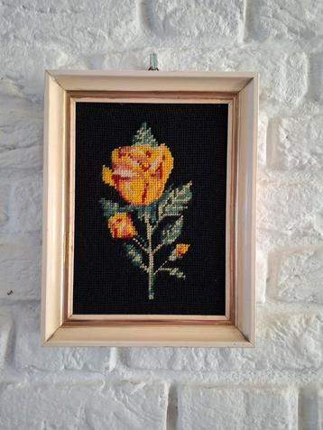 Vintage ingelijste, geborduurde gele roos op zwart 24x19 cm. beschikbaar voor biedingen