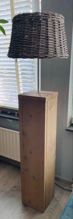 Steigerhouten lamp met rieten kap, Huis en Inrichting, Lampen | Vloerlampen, Ophalen, Gebruikt, Hout, 100 tot 150 cm