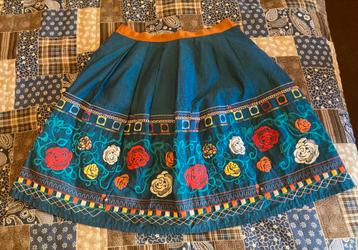 Blue skirt, with embroidered pattern. Cotton and viscose. beschikbaar voor biedingen