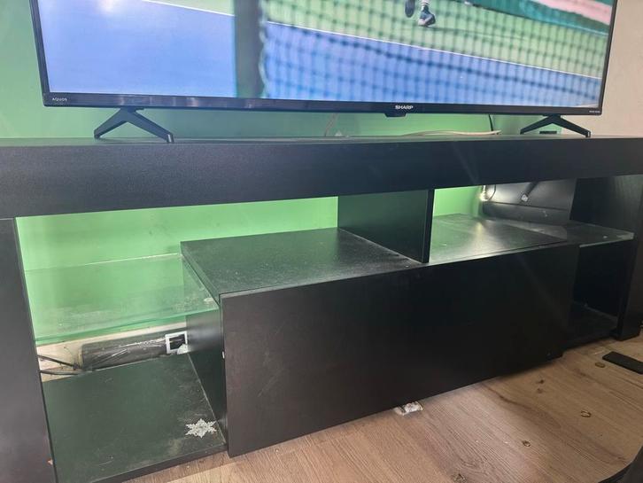 Zwarte TV meubel met glazen details, Huis en Inrichting, Kasten | Televisiemeubels, Gebruikt, 100 tot 150 cm, 150 tot 200 cm, 25 tot 50 cm