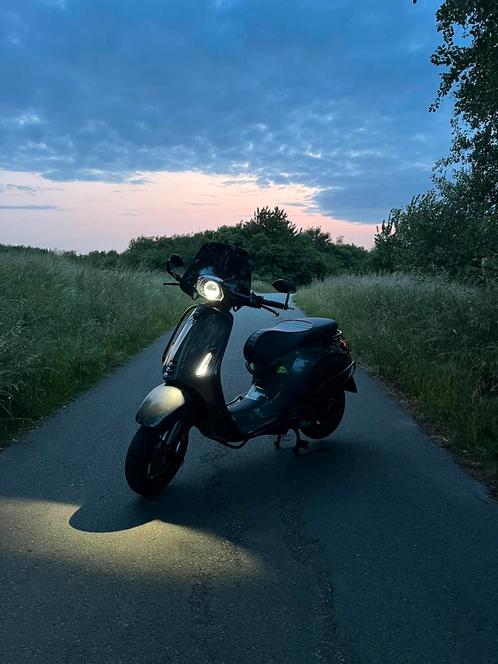 Vespa sprint agraat grijs - 2023 - 45xx - gps - 50cc, Fietsen en Brommers, Scooters | Overige merken, Zo goed als nieuw, Ophalen