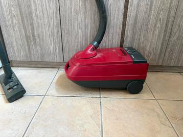 Philips stofzuiger in goede staat; weinig gebruikt. beschikbaar voor biedingen