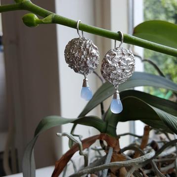 Mooie nieuwe zilveren oorbellen, blauwe chalcedoon briolet beschikbaar voor biedingen