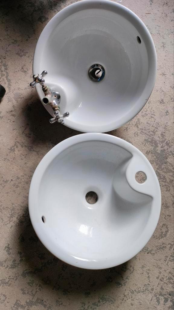 Twee ronde Wastafels - Gebruikt, Doe-het-zelf en Verbouw, Sanitair, Gebruikt, Wastafel, Ophalen of Verzenden
