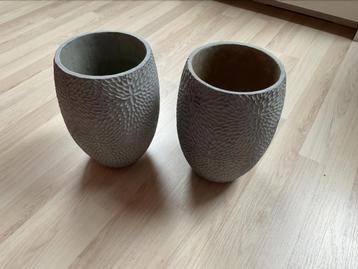 Betonnen bloempotten beschikbaar voor biedingen