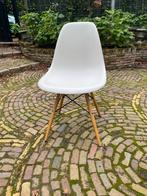 8 Vitra Eames stoelen wit met houten onderstel, Huis en Inrichting, Stoelen, Ophalen, Wit, Zo goed als nieuw, Vijf, Zes of meer stoelen