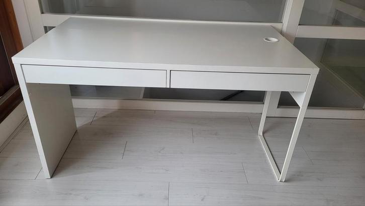 Micke Ikea bureau wit met 2 lades 142x50 of 80 cm, Huis en Inrichting, Bureaus, Zo goed als nieuw, Ophalen