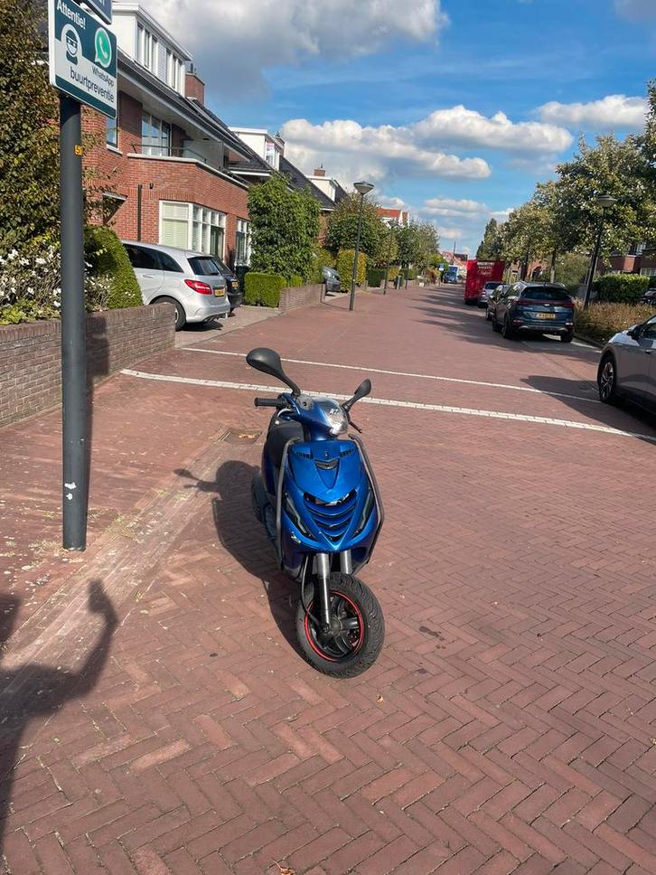 Piaggo zip injectie 2019 (geel kenteken), Fietsen en Brommers, Scooters | Piaggio, Zo goed als nieuw, Zip, Benzine, Ophalen