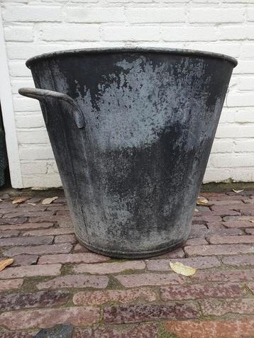 Frans antiek: grote zinken bak 50 cm hoog beschikbaar voor biedingen