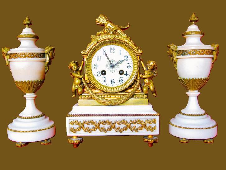 19 eeuwse wit marmeren pendule met cassaulettes, Antiek en Kunst, Antiek | Klokken, Ophalen