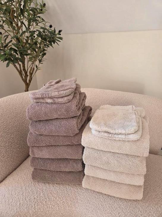 Serie badhandoeken van Vandijck, Huis en Inrichting, Badkamer | Badtextiel en Accessoires, Zo goed als nieuw, Handdoek, Ophalen of Verzenden