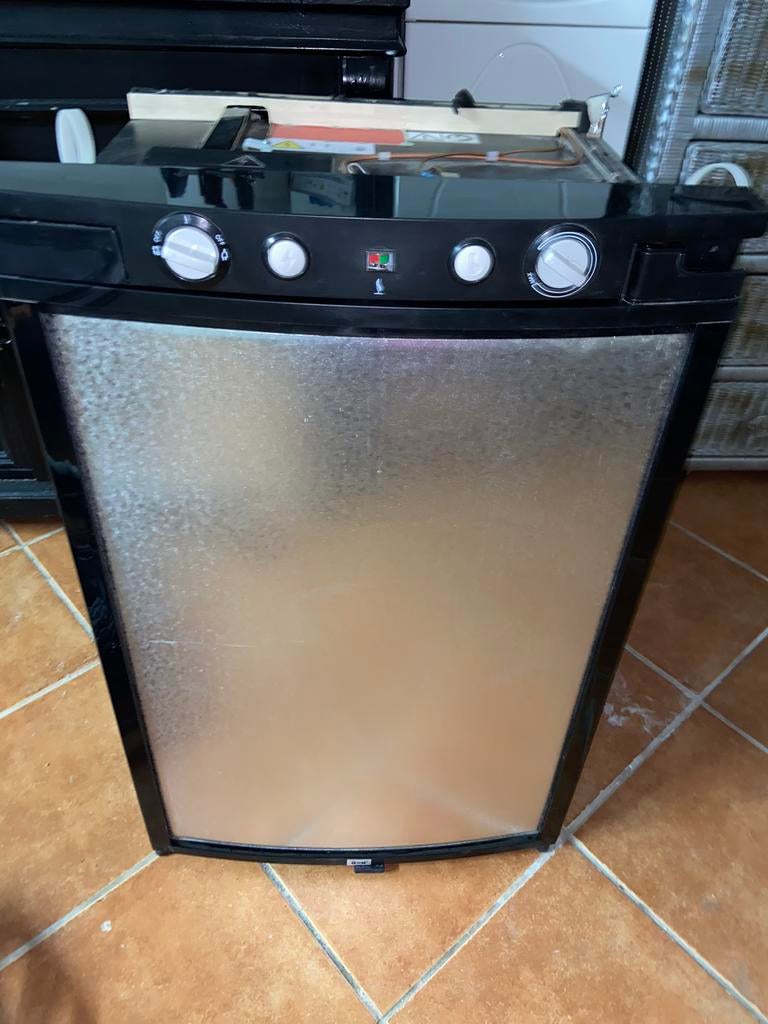 ZGAN! Caravan of camper koelkast Trigano VDL AR85W ZGAN!, Caravans en Kamperen, Ophalen, Zo goed als nieuw