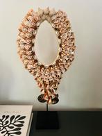 Tribal schelpenkrans ornament op voet, Ophalen of Verzenden, Zo goed als nieuw