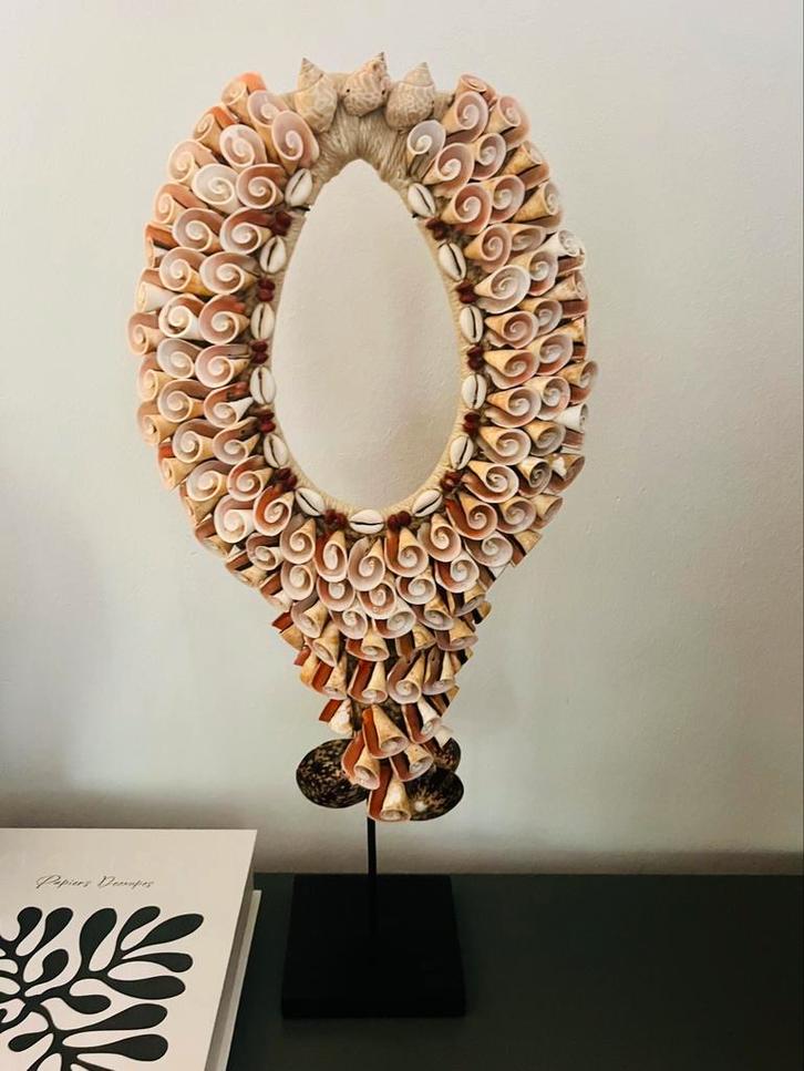 Tribal schelpenkrans ornament op voet, Huis en Inrichting, Woonaccessoires | Kransen, Zo goed als nieuw, Ophalen of Verzenden