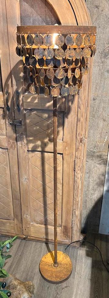 Staande vloerlamp roest met schijfjes beschikbaar voor biedingen