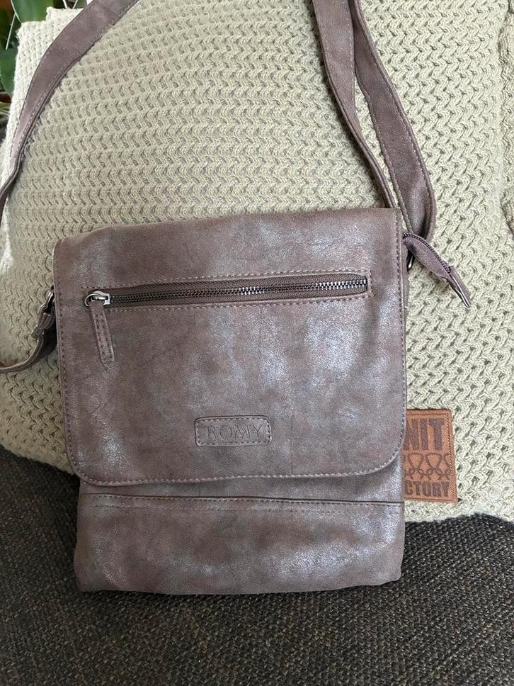 Romy Mooie bruine schoudertas crossbody leer, Sieraden, Tassen en Uiterlijk, Tassen | Damestassen, Gebruikt, Schoudertasje, Bruin