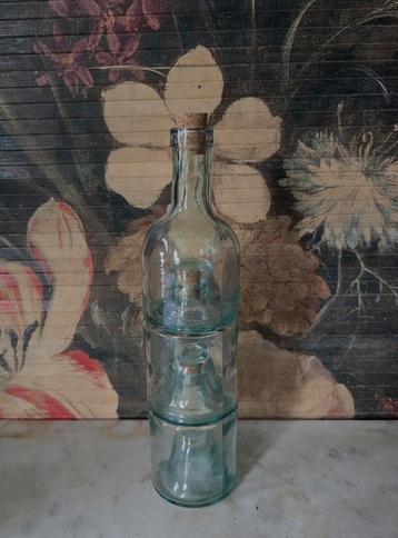 Blauw glazen fles stapelbaar beschikbaar voor biedingen