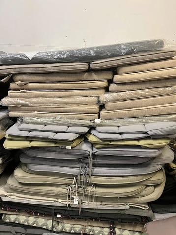 Stoelkussens in verschillende maten en merken beschikbaar voor biedingen