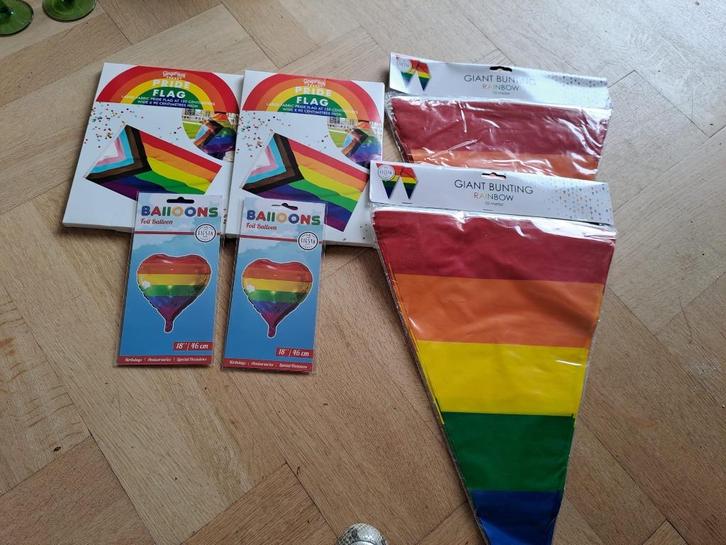 Regenboog 2 slingers,  2 vlaggen en 2 ballonnen NIEUW, Diversen, Vlaggen en Wimpels, Nieuw, Ophalen of Verzenden