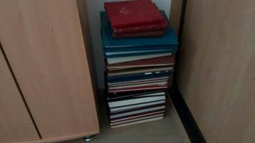 Verzameling van 25 redelijk tot goed gevulde stockboeken beschikbaar voor biedingen