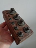 Antieke gewichtjes, set antieke gewichten in houten blok, Antiek en Kunst, Antiek | Gereedschap en Instrumenten, Ophalen of Verzenden