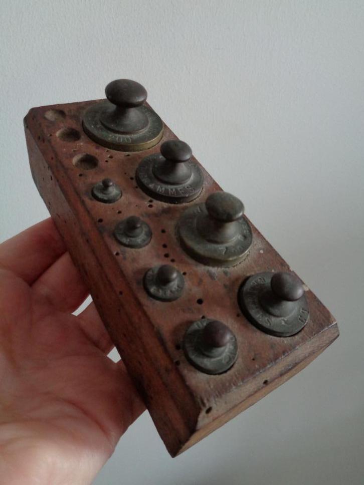 Antieke gewichtjes, set antieke gewichten in houten blok, Antiek en Kunst, Antiek | Gereedschap en Instrumenten, Ophalen of Verzenden