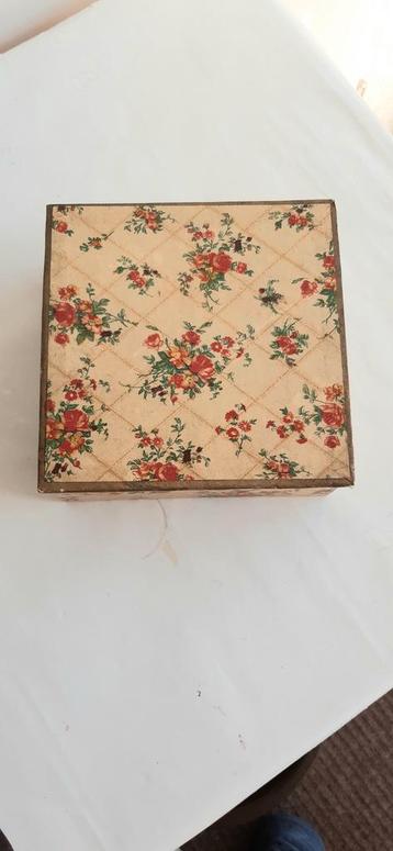 2 oude sieraden bloemetjes doosjes gecartonneerd +/-1950 beschikbaar voor biedingen