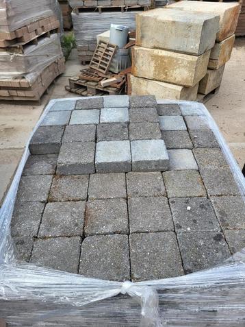 39.81m2 Restpartij gebruikte betonklinkers 14x14x6cm zwart beschikbaar voor biedingen