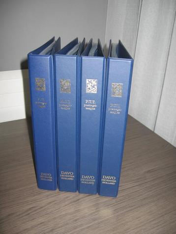 4 DAVO albums voor PTT postzegelmapjes. beschikbaar voor biedingen