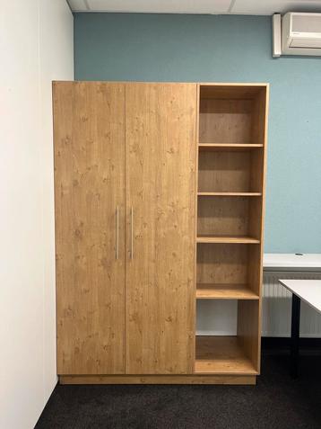 Houten Kast met Deuren en Planken beschikbaar voor biedingen