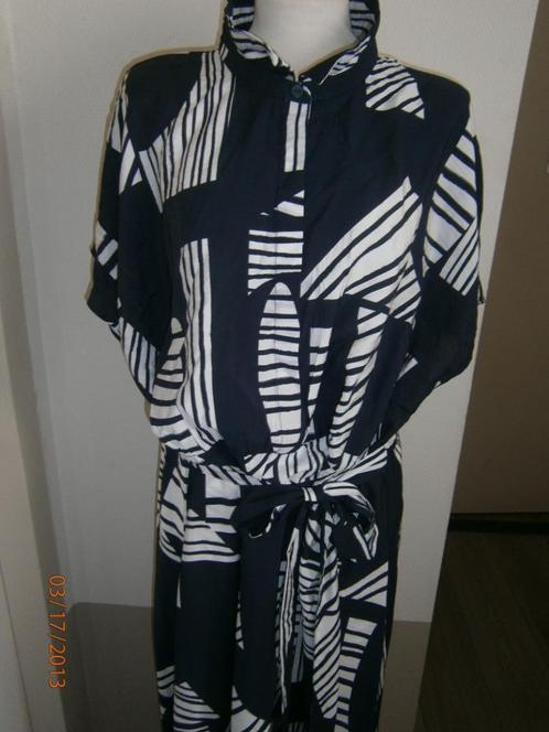 NIEUWE  jurk van vero moda maat 54 donkerblauw/wit, Kleding | Dames, Jurken, Nieuw, Maat 46/48 (XL) of groter, Blauw, Onder de knie