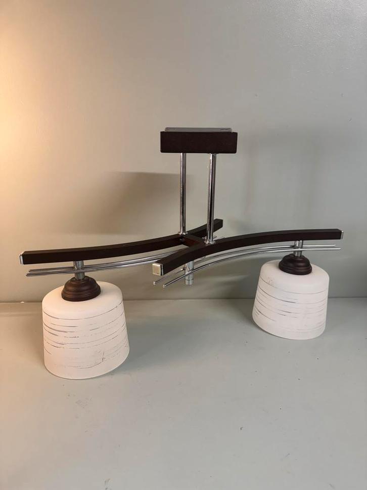 Vintage metalen plafondlamp met gebogen design en glazen kap, Huis en Inrichting, Lampen | Lampenkappen, Gebruikt, Ophalen of Verzenden