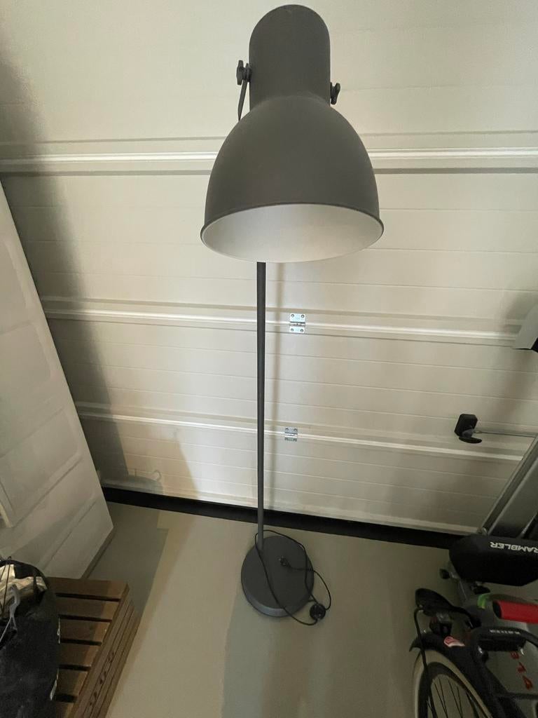 Grijze staande lamp, Ophalen of Verzenden, Gebruikt, Metaal, 150 tot 200 cm