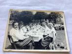 Hilvarenbeek 1956: Koffietafel buiten afm is 7x10 cm, Gebruikt, Foto, Ophalen of Verzenden, 1940 tot 1960