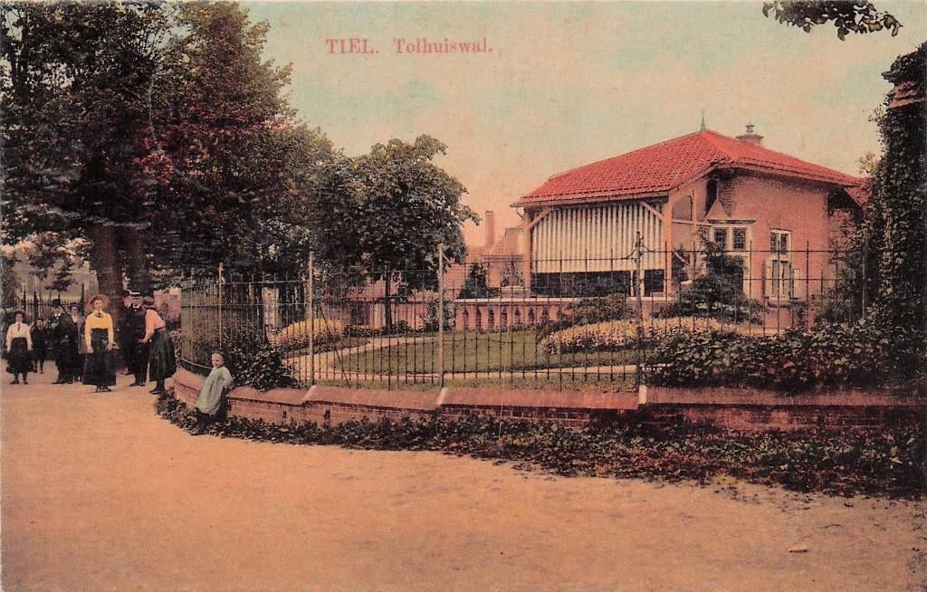 Tiel - Tolhuiswal met groepje mensen (gel 1913), Ophalen of Verzenden, Voor 1920, Gelopen, Gelderland