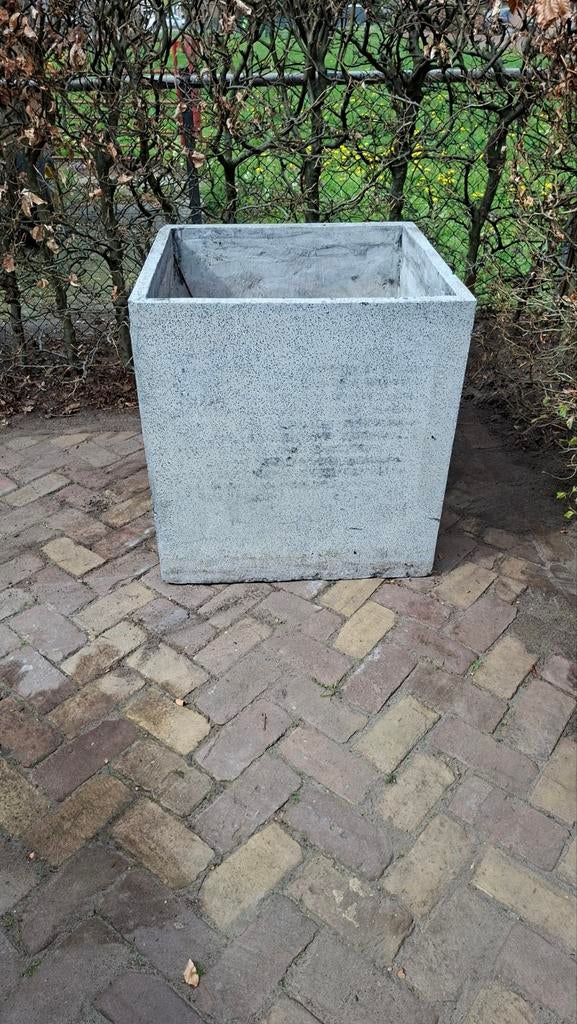 Grote vierkante betonnen bloembak, Tuin en Terras, Bloembakken en Plantenbakken, Ophalen, Gebruikt, Vierkant, Steen