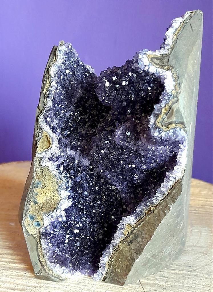 Donker Paarse Amethist cute base van bijna een kilo., Ophalen of Verzenden