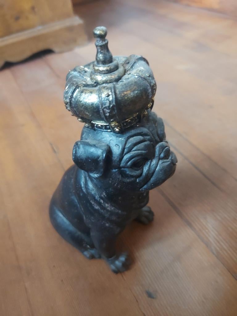 Hond beeld met goudkleurige kroon donkerbruin puntgaaf, Antiek en Kunst, Ophalen of Verzenden