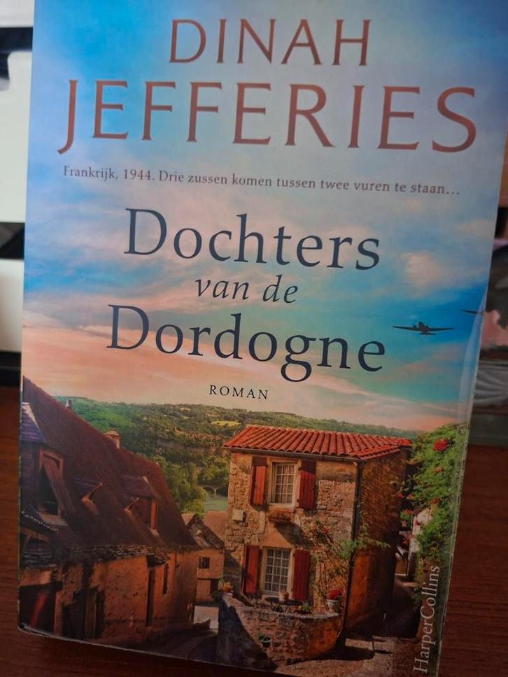 Dinah Jefferies - Dochters van de Dordogne, Boeken, Literatuur, Zo goed als nieuw, Verzenden