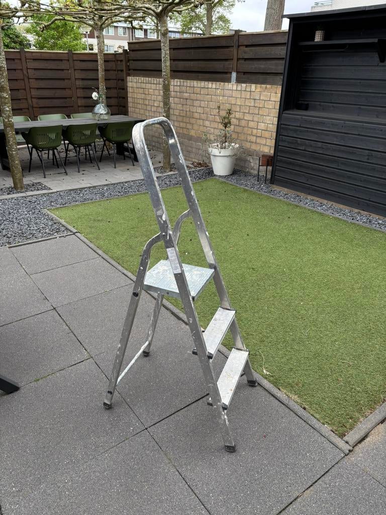 Keukentrap aluminium lichtgewicht, Doe-het-zelf en Verbouw, Ladders en Trappen, Ophalen of Verzenden, Zo goed als nieuw, Minder dan 2 meter