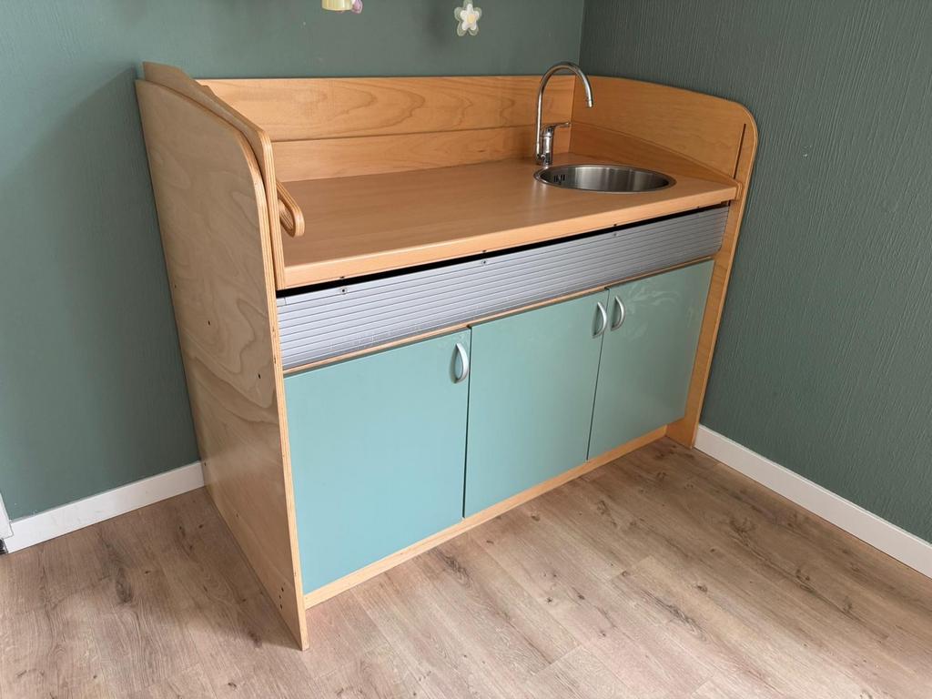 Elektrisch verstelbare commode voor kinderopvang / gastouder, Ophalen, Gebruikt, 50 tot 70 cm, 100 cm of meer