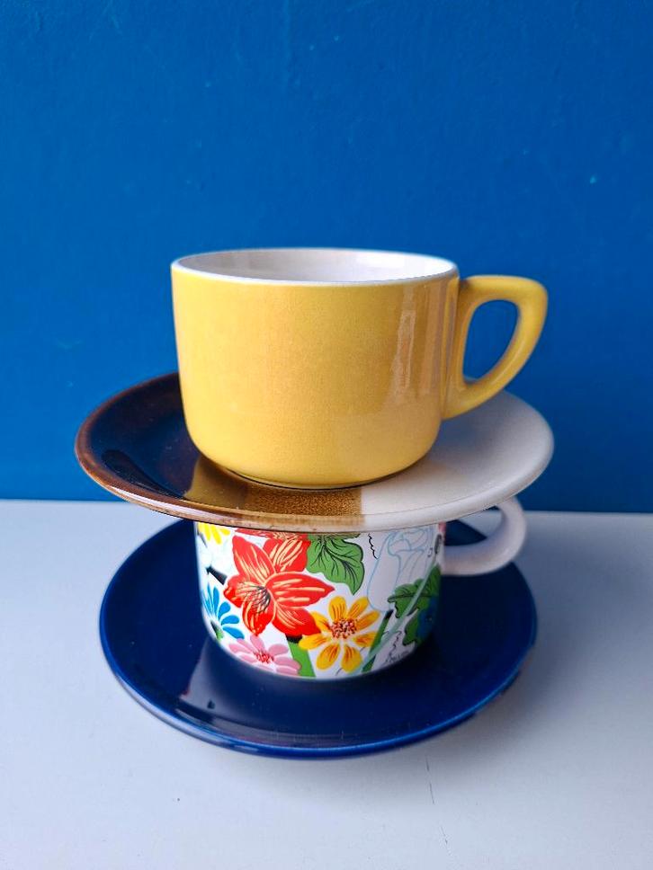 Kleurrijke vintage kop en schotels/mix & match, Huis en Inrichting, Keuken | Servies, Gebruikt, Kop(pen) en/of Schotel(s), Overige stijlen