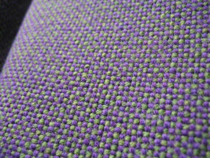 Kvadrat Hallingdal 65 968; paars+groen; 3 meter meubelstof, Hobby en Vrije tijd, Stoffen en Lappen, Nieuw, Wol, 120 cm of meer