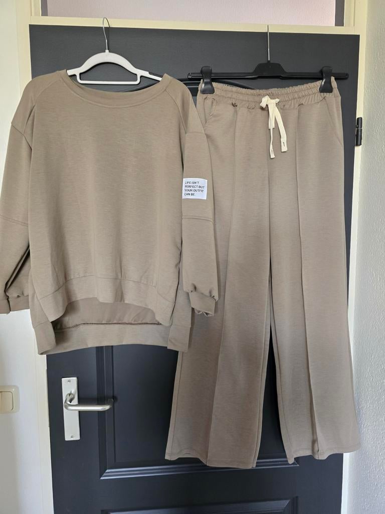 Nieuwe set taupe life isnt perfect 40 42 44, Kleding | Dames, Huispakken, Ophalen of Verzenden, Nieuw, Maat 42/44 (L)