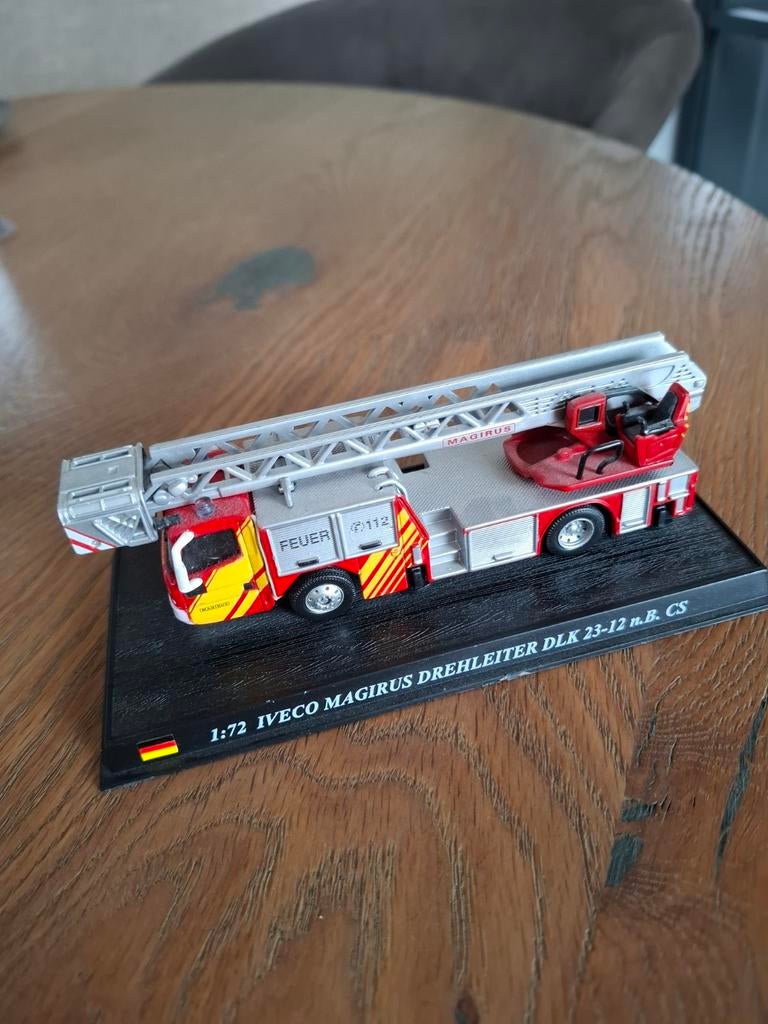 Brandweer ladderwagen Iveco Magirus DLK 23-12 – schaal 1:72, Overige merken, 1:50 of kleiner, Ophalen of Verzenden, Zo goed als nieuw