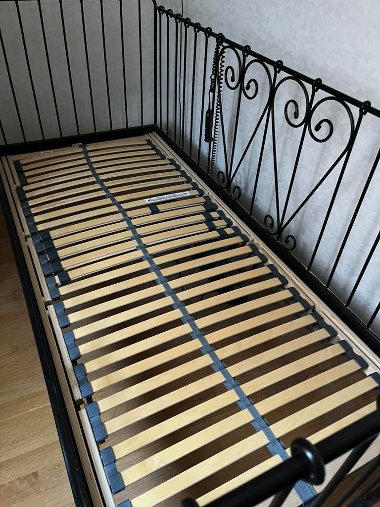 Zwart metalen Ikea bed met elektrische lattenbodem, Ophalen, 90 cm, Eenpersoons, Zwart