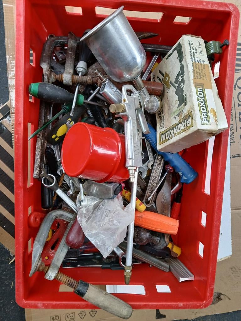 Krat gebruikt gereedschap, Ophalen