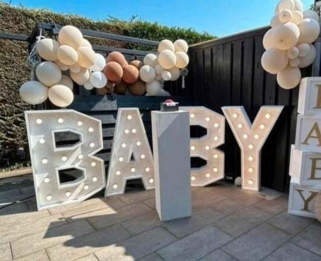 Houten Lichtletters XL. Te huur, Hobby en Vrije tijd, Feestartikelen | Verhuur, Ophalen of Verzenden, Nieuw, Geboorte of Huwelijk