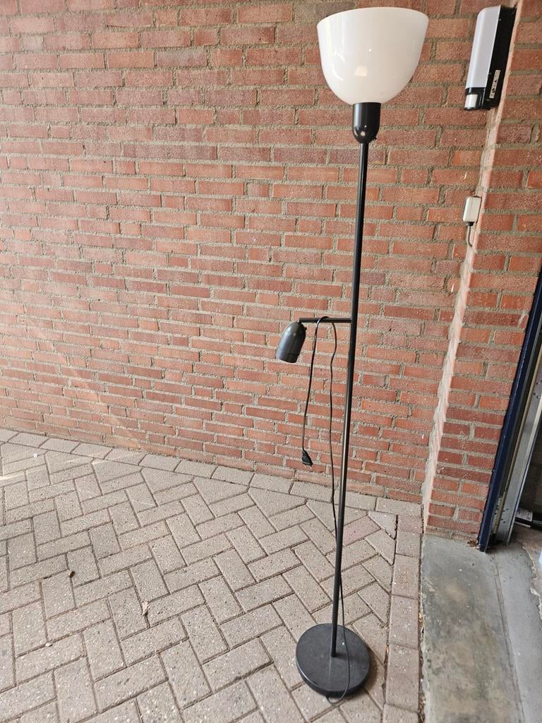 2 zwarte vloerlampen met leeslamp en witte kap, Huis en Inrichting, Ophalen, Gebruikt, Glas, Modern