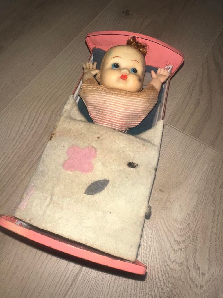 Vintage Opwindbaar Speelgoed: Baby in Wieg - Modern Toys Jap, Antiek en Kunst, Verzenden